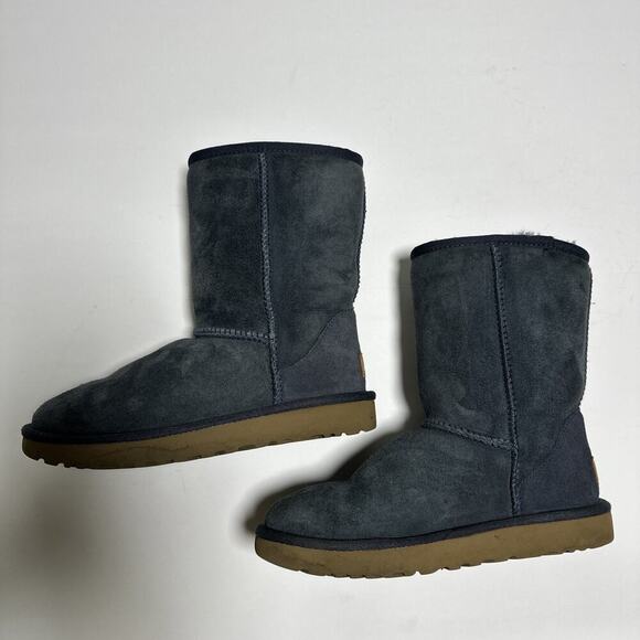 Ugg Women CLASSIC SHORT II BOOT S/N 1016223 Sheepskin, Wool Size 6 - Picture 4 of 13